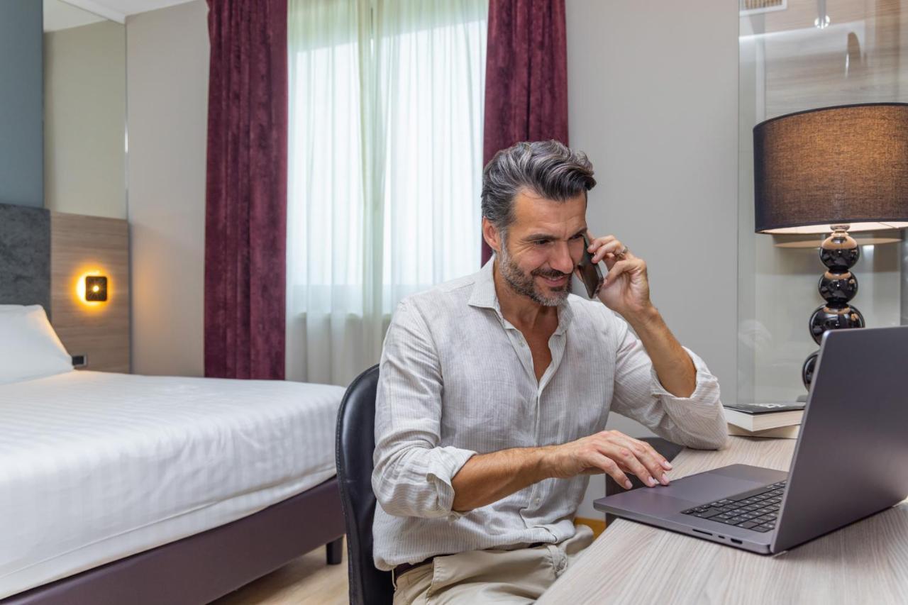 Hotel Omnia Новента ди Пиаве Екстериор снимка